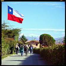 De la Visa Temporal a la Residencia Definitiva Tu Camino en Chile, donde se muestre personas, casa y camino y bandera de chile